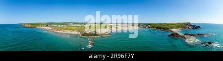 Panoramablick auf die Küste von Bude Bay, von links die Strände Crooklets Beach, Bude Seapool, Summerleaze Beach, ganz rechts Compass Point, Bude, N Stockfoto