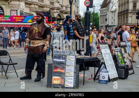 London, Großbritannien. 24. Juni 2023. Israelische Schule für universelles praktisches Wissen, ISUPK predigt am Piccadilly Circus. Kredit: JOHNNY ARMSTEAD/Alamy Live News Stockfoto