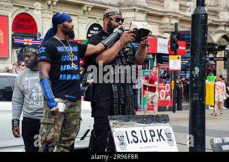 London, Großbritannien. 24. Juni 2023. Israelische Schule für universelles praktisches Wissen, ISUPK predigt am Piccadilly Circus. Kredit: JOHNNY ARMSTEAD/Alamy Live News Stockfoto