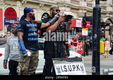 London, Großbritannien. 24. Juni 2023. Israelische Schule für universelles praktisches Wissen, ISUPK predigt am Piccadilly Circus. Kredit: JOHNNY ARMSTEAD/Alamy Live News Stockfoto