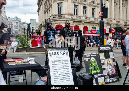 London, Großbritannien. 24. Juni 2023. Israelische Schule für universelles praktisches Wissen, ISUPK predigt am Piccadilly Circus. Kredit: JOHNNY ARMSTEAD/Alamy Live News Stockfoto