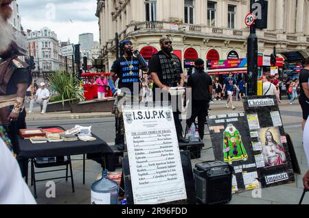 London, Großbritannien. 24. Juni 2023. Israelische Schule für universelles praktisches Wissen, ISUPK predigt am Piccadilly Circus. Kredit: JOHNNY ARMSTEAD/Alamy Live News Stockfoto