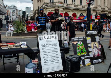 London, Großbritannien. 24. Juni 2023. Israelische Schule für universelles praktisches Wissen, ISUPK predigt am Piccadilly Circus. Kredit: JOHNNY ARMSTEAD/Alamy Live News Stockfoto