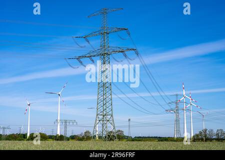 Freileitungen und Windkraftanlagen in Deutschland gesehen Stockfoto