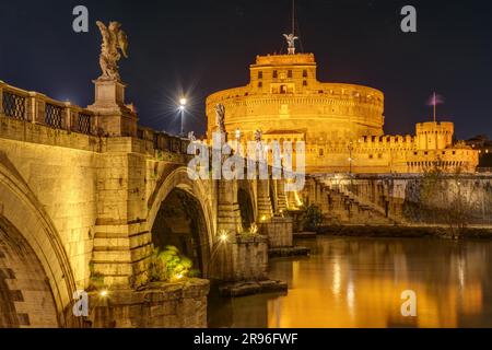 Das berühmte Castel Sant Angelo und die Sant Angelo Brücke in Rom, Italien, bei Nacht Stockfoto