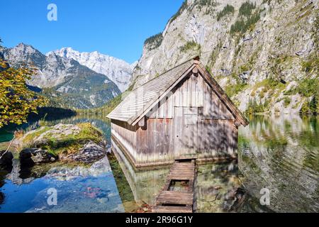 Der wunderschöne Obersee in den Bayerischen Alpen mit einem hölzernen Bootshaus Stockfoto