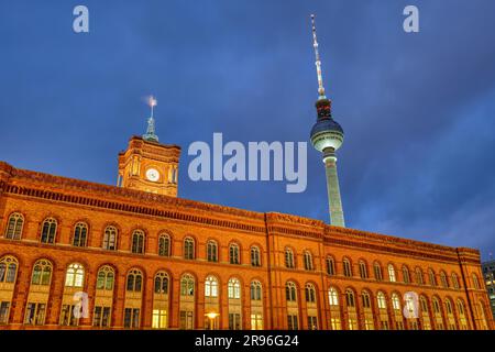 Das Rathaus und der berühmte Fernsehturm in Berlin bei Nacht Stockfoto