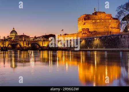 Engelsburg und Petersdom in Rom in der Abenddämmerung Stockfoto