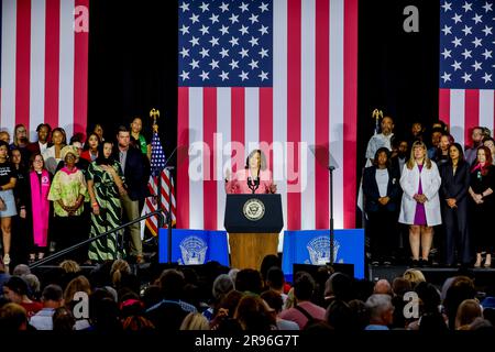 Charlotte, North Carolina, USA. 23. Juni 2023. Der US-Vizepräsident Kamala Harris spricht am 23. Juni 2023 im Grady Cole Center in Charlotte, North Carolina, USA, anlässlich des einjährigen Jubiläums der Entscheidung des US-Obersten Courts Dobbs. Mit dem Urteil des Obersten Gerichtshofs der USA in der Rechtssache Dobbs gegen Jackson Women's Health Organization wurde der wegweisende Fall von Abtreibungsrechten von Roe gegen Wade aufgehoben. Kredit: Erik S. Lesser/Pool über CNP/dpa/Alamy Live News Stockfoto