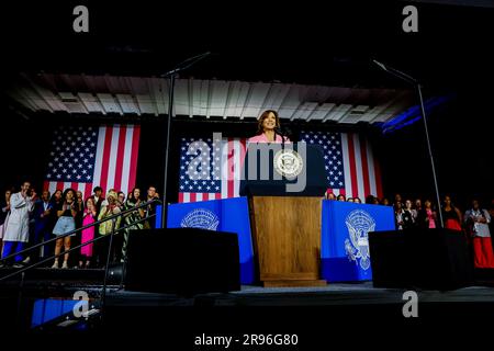 Charlotte, North Carolina, USA. 24. Juni 2023. Der US-Vizepräsident Kamala Harris spricht am 24. Juni 2023 im Grady Cole Center in Charlotte, North Carolina, USA, anlässlich des einjährigen Jubiläums der Entscheidung des US-Obersten Courts Dobbs. Mit dem Urteil des Obersten Gerichtshofs der USA in der Rechtssache Dobbs gegen Jackson Women's Health Organization wurde der wegweisende Fall von Abtreibungsrechten von Roe gegen Wade aufgehoben. Kredit: Erik S. Lesser/Pool über CNP/dpa/Alamy Live News Stockfoto