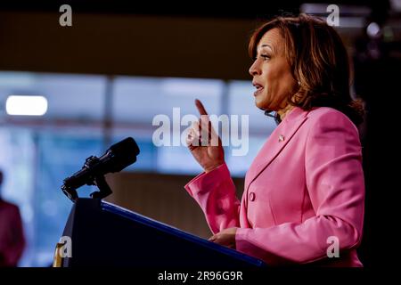 Charlotte, North Carolina, USA. 23. Juni 2023. Der US-Vizepräsident Kamala Harris spricht am 23. Juni 2023 im Grady Cole Center in Charlotte, North Carolina, USA, anlässlich des einjährigen Jubiläums der Entscheidung des US-Obersten Courts Dobbs. Mit dem Urteil des Obersten Gerichtshofs der USA in der Rechtssache Dobbs gegen Jackson Women's Health Organization wurde der wegweisende Fall von Abtreibungsrechten von Roe gegen Wade aufgehoben. Kredit: Erik S. Lesser/Pool über CNP/dpa/Alamy Live News Stockfoto