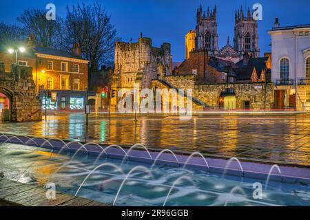 Bootham Bar und das berühmte York Minster bei Nacht Stockfoto