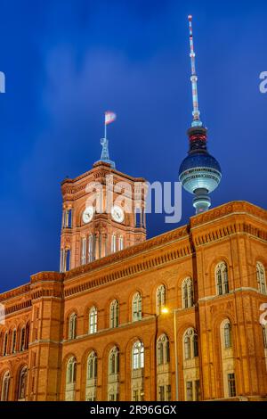 Das Rathaus und der berühmte Fernsehturm in Berlin bei Nacht Stockfoto