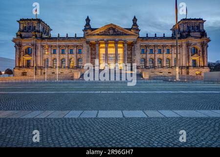 Das Eingangsportal des berühmten Reichstags in Berlin in der Dämmerung Stockfoto