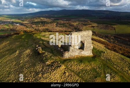 Dunnideer zerstörte das mittelalterliche Turmhaus, das c1260 erbaut wurde. In Der Nähe Von Insch, Grampian, Schottland. Erbaut im prähistorischen c250 v. Chr. Hillfort. Blick von NW Stockfoto