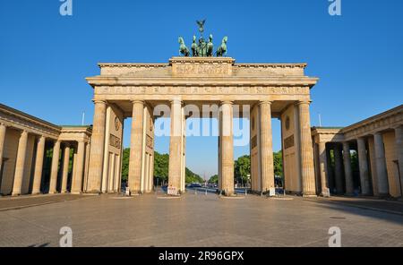 Das berühmte Brandenburger Tor in Berlin vor einem hellblauen Himmel Stockfoto