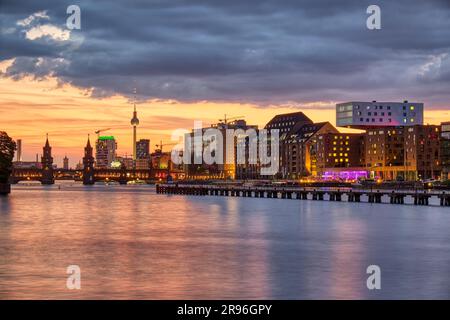 Dramatischer Sonnenuntergang auf der Spree in Berlin mit dem berühmten Fernsehturm im Hintergrund Stockfoto