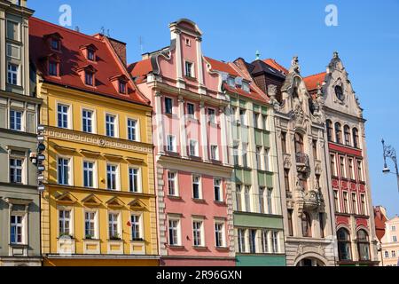 Farbenfrohe Häuser auf dem Marktplatz in Breslau, Polen Stockfoto