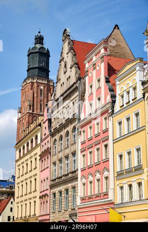 Mehrfarbige Häuser mit St. Elisabethes Kirche im Hintergrund, gesehen in Breslau, Polen Stockfoto