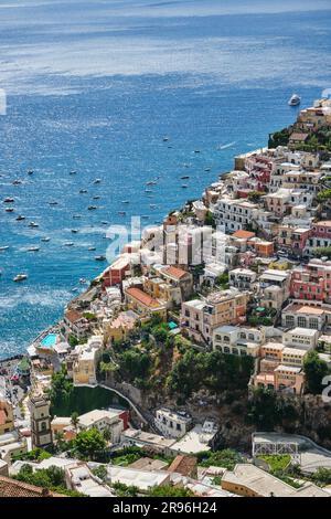 Blick auf die wunderschöne Stadt Positano an der italienischen Amalfiküste Stockfoto