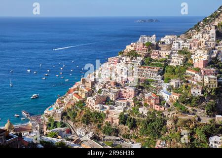 Wunderschönes Positano an Italiens Amalfiküste an einem sonnigen Tag Stockfoto