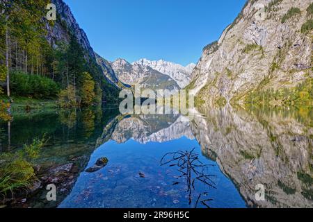 Der schöne Obersee in den Bayerischen Alpen mit dem Watzmann im Hintergrund Stockfoto