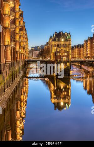 Die roten Lagerhäuser in Hamburgs Speicherstadt bei Nacht Stockfoto