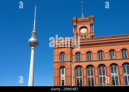 Der berühmte Fernsehturm und das Rathaus in Berlin vor einem klaren blauen Himmel Stockfoto