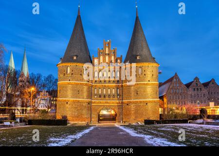 Das historische Holstentor in Lübeck bei Nacht Stockfoto