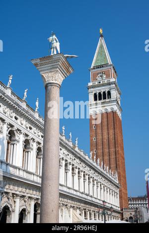 Der Campanile und die Bibliothek Marciana, gesehen in Venedig, Italien Stockfoto