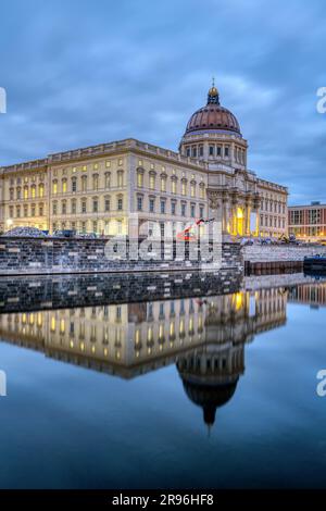 Das rekonstruierte Berliner Stadtpalais in der Abenddämmerung Stockfoto