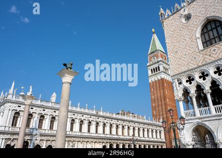 Teil des berühmten Dogenpalastes mit dem Campanile und der Marciana-Bibliothek, gesehen in Venedig, Italien Stockfoto