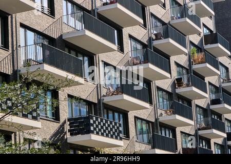 Detail der Fassade eines modernen Mehrfamilienhauses mit Viele Balkone Stockfoto