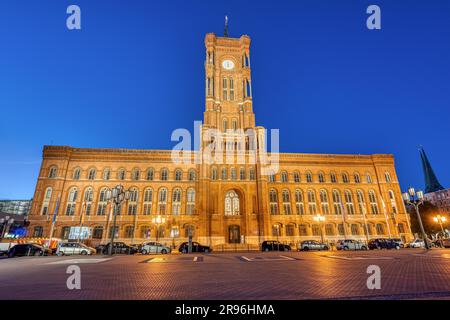 Das berühmte Rote Rathaus, Berlins Rathaus, bei Nacht Stockfoto