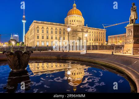 Der wiederaufgebaute Berliner Stadtpalast und der berühmte Fernsehturm bei Nacht Stockfoto