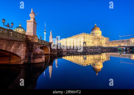 Der rekonstruierte Berliner Stadtpalast mit dem Fernsehturm und dem Dom in der Dämmerung Stockfoto