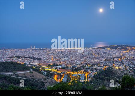 Nachtsicht auf Barcelona von der Collserola Gebirgskette bei Vollmond Stockfoto
