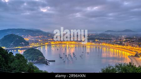 Der berühmte Strand La Concha in San Sebastian im Morgengrauen Stockfoto