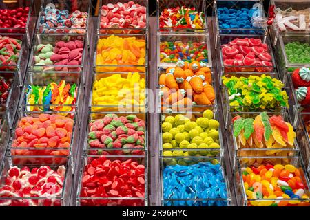 Süßigkeiten und Süßigkeiten zum Verkauf auf einem Markt in Barcelona Stockfoto