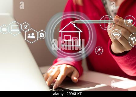 Smart-Home-Technologie-Konzept. Leuchtendes digitales Sicherheits-Schloss-Symbol Hologramm erscheint auf dem Smartphone in den Händen von Geschäftsleuten. SmartHome Sicherheit Stockfoto