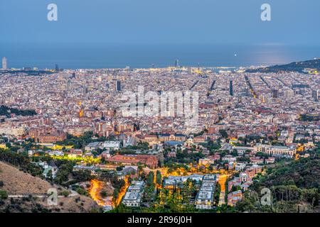 Barcelona von der Collserola-Bergkette in der Abenddämmerung aus gesehen Stockfoto