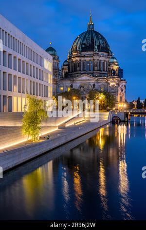 Der Berliner Dom und die moderne Rückseite des Stadtpalastes bei Nacht Stockfoto