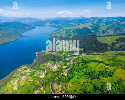 Bicaz-See in den Ceahlau-Bergen, Rumänien. Sommerlandschaft Stockfoto