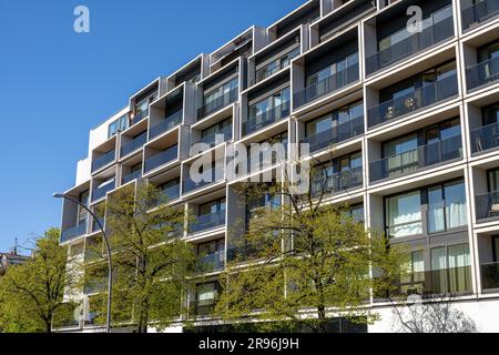 Modernes Apartmentgebäude mit raumhohen Fenstern in Berlin, Deutschland Stockfoto