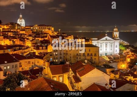 Blick auf das historische Alfama-Viertel in Lissabon, Portugal, bei Nacht Stockfoto