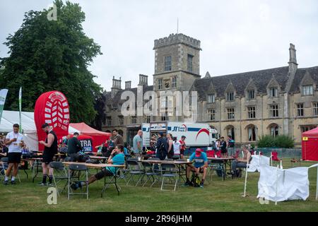 Cirencester, England, Samstag, 24. Juni 2023. Die Teilnehmer warten darauf, an der Cotswold Way Ultra Challenge teilzunehmen, einem Walking-and-Running-Event bis ZU 100km KM durch die Cotswolds. Kredit: Lu Parrott / Alamy Live News Stockfoto