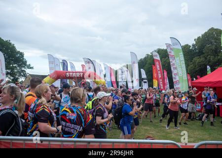 Cirencester, England, Samstag, 24. Juni 2023. Die Teilnehmer wärmen sich auf der Cotswold Way Ultra Challenge auf, einem Walking-and-Running-Event bis ZU 100km KM durch die Cotswolds. Kredit: Lu Parrott / Alamy Live News Stockfoto