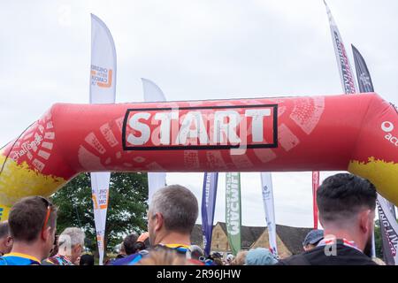 Cirencester, England, Samstag, 24. Juni 2023. Die Teilnehmer starten die Cotswold Way Ultra Challenge, eine Walking-and-Running-Veranstaltung bis ZU 100km KM durch die Cotswolds. Kredit: Lu Parrott / Alamy Live News Stockfoto