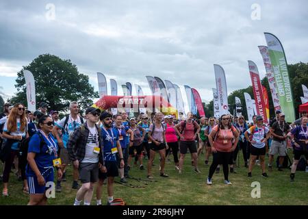 Cirencester, England, Samstag, 24. Juni 2023. Die Teilnehmer wärmen sich auf der Cotswold Way Ultra Challenge auf, einem Walking-and-Running-Event bis ZU 100km KM durch die Cotswolds. Kredit: Lu Parrott / Alamy Live News Stockfoto