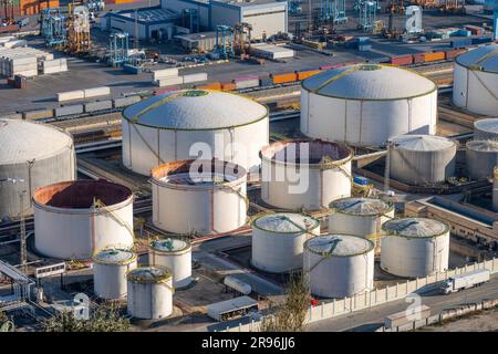 Weiße Lagertanks im Handelshafen von Barcelona Stockfoto